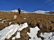 16 Salendo per pratoni cosparsi di neve verso la Baita Alta